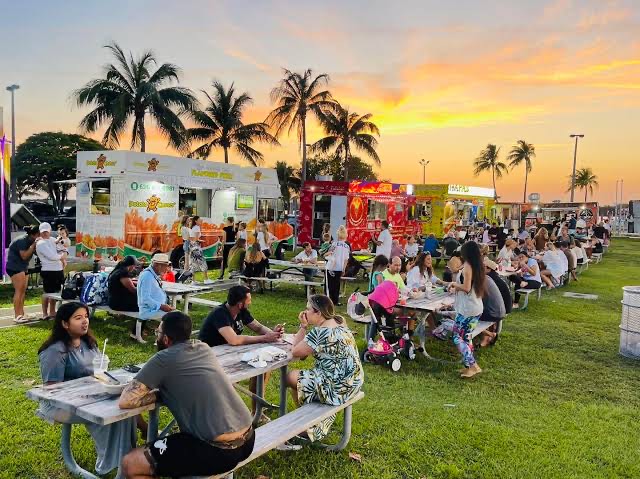 Festival de comida callejera con food trucks